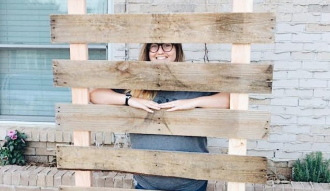 Read more about the article Building Pallet Wood Shirt Stands